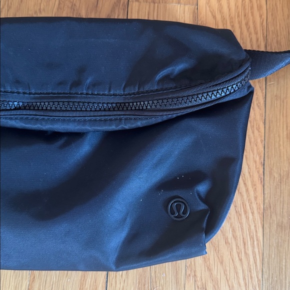 Lululemon Black nylon Belt bag/ Crossbody Bag - Picture 2 of 6
